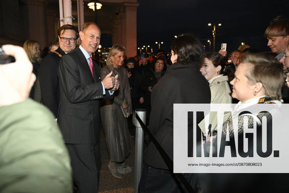 LKS 20261026 Mayor of Helsinki Daniel Sazonov (L) meeting spectators with visiting Britain s Prince Edward, Duke of Edinburgh and Sophie Duchess of Edinburgh infront of the Helsinki City Hall in Finland on Monday, 26th Oct., 2026. Prince Edward and Duchess Sophie are in Finland between 26th and 28th October. - MIKKO STIG Helsinki Finland