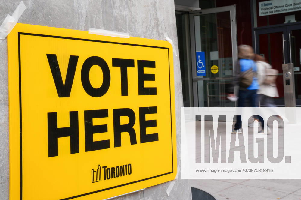 Toronto Municipal Election TORONTO, CANADA - OCTOBER 26 : A sign points the way to a polling station for the Toronto municipal election is seen in Toronto, Ontario on October 26, 2026. Mert Alper Dervis Anadolu Ontario Canada. Editorial use only. Please get in touch for any other usage.