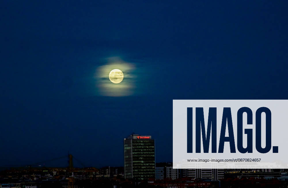 The full Moon rises over the Madrid skyline, Spain, during the evening of October 26, 2026. The October full Moon, known as the Hunterâ€⠢s Moon, appears above the cityâ€⠢s urban landscape shortly after sunset. Madrid SPAIN - ZUMAz108 20261026_znp_z108_008