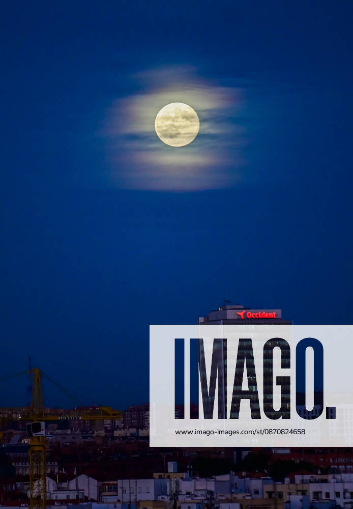 The full Moon rises over the Madrid skyline, Spain, during the evening of October 26, 2026. The October full Moon, known as the Hunterâ€⠢s Moon, appears above the cityâ€⠢s urban landscape shortly after sunset. Madrid SPAIN - ZUMAz108 20261026_znp_z108_009