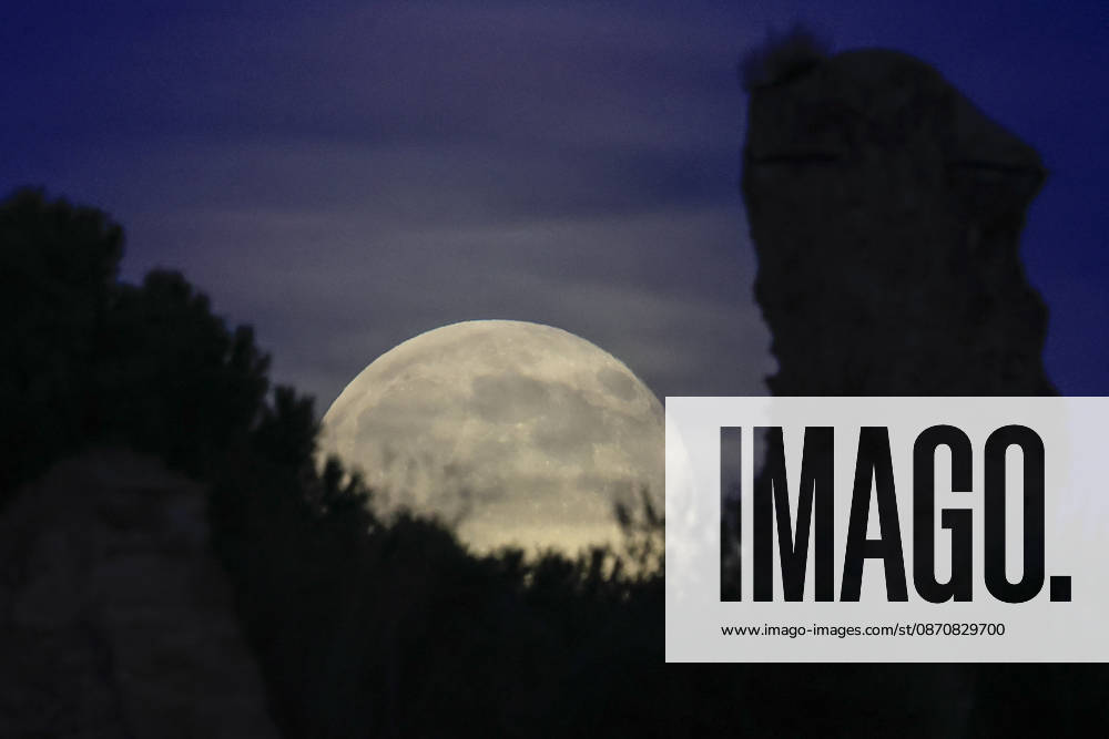 Full moon rising in Rome ROME, ITALY, OCTOBER 26: The full moon rises behind the Palatine hill in Rome, Italy, on October 26, 2026. Riccardo De Luca Anadolu Rome Italy. Editorial use only. Please get in touch for any other usage.