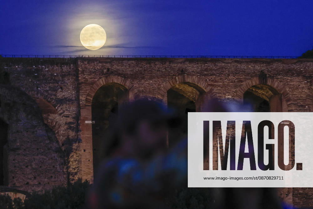 Full moon rising in Rome ROME, ITALY, OCTOBER 26: Tourists take a selfie picture as the full moon rises behind the Palatine hill in Rome, Italy, on October 26, 2026. Riccardo De Luca Anadolu Rome Italy. Editorial use only. Please get in touch for any other usage.