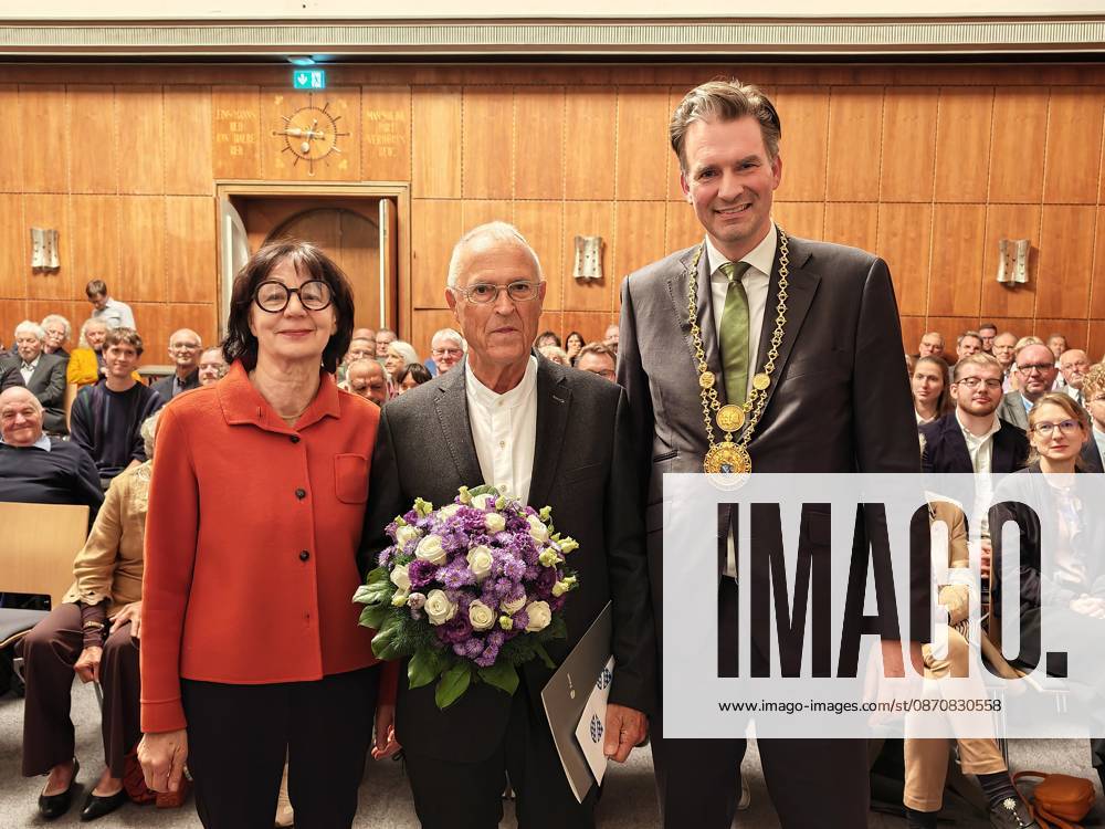 Kassel The City of Kassel awards former Federal Minister of Finance Hans Eichel the honorary title of Honorary Citizen of the City of Kassel. The photo shows Dr. Martina van den Hövel Hanemann, Chair of the City Council; Hans Eichel; and Mayor Dr. Sven Schöler. KH