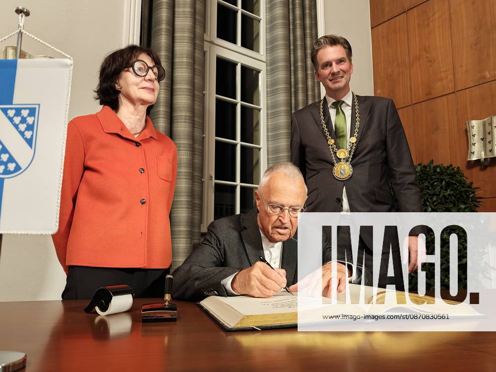 Kassel The City of Kassel awards former Federal Minister of Finance Hans Eichel the honorary title of Honorary Citizen of the City of Kassel. The photo shows Dr. Martina van den Hövel Hanemann, Chair of the City Council, Hans Eichel as he signs the Golden Book of the City of Kassel; Mayor Dr. Sven Schöler KH