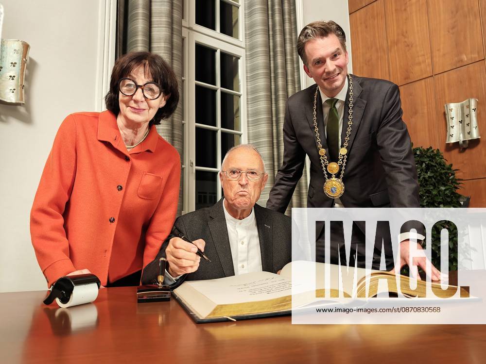 Kassel The City of Kassel awards former Federal Minister of Finance Hans Eichel the honorary title of Honorary Citizen of the City of Kassel. The photo shows Dr. Martina van den Hövel Hanemann, Chair of the City Council, Hans Eichel as he signs the Golden Book of the City of Kassel; Mayor Dr. Sven Schöler KH