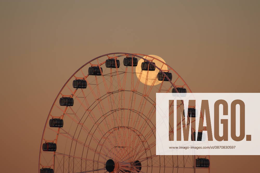 October s full Hunter s Moon in New Jersey SECAUCUS, NEW JERSEY, UNITED STATES - OCTOBER 26: The full moon, known as the Hunter s Moon for the month of October, rises alongside a Ferris wheel on the banks of the Hackensack River in Secaucus, New Jersey, United States on October 26, 2026. Islam Dogru Anadolu New York United States. Editorial use only. Please get in touch for any other usage.