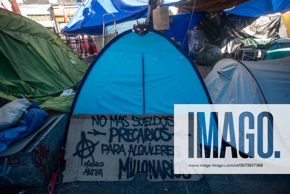 MADRID, SPAIN OCTOBER 26, 2026: Madrid has reached one month of protests in La Puerta del Sol Square, where hundreds of activists fighting for the right to housing in Spain have been staying in tents set up on September 26 of this year. The protesters organized the occupation of the plaza in response to the eviction of Maricarmen Abascal, an 87-year-old woman who was removed from her home and later died at a hospital in Spain s capital. Madrid Spain - ZUMAq101 20261026_zna_q101_112