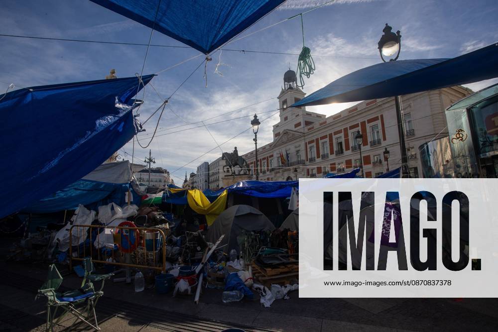 MADRID, SPAIN OCTOBER 26, 2026: Madrid has reached one month of protests in La Puerta del Sol Square, where hundreds of activists fighting for the right to housing in Spain have been staying in tents set up on September 26 of this year. The protesters organized the occupation of the plaza in response to the eviction of Maricarmen Abascal, an 87-year-old woman who was removed from her home and later died at a hospital in Spain s capital. Madrid Spain - ZUMAq101 20261026_zna_q101_114