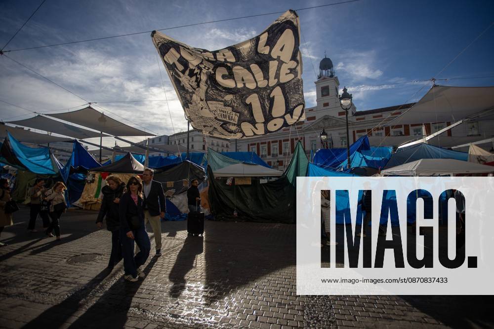 MADRID, SPAIN OCTOBER 26, 2026: Madrid has reached one month of protests in La Puerta del Sol Square, where hundreds of activists fighting for the right to housing in Spain have been staying in tents set up on September 26 of this year. The protesters organized the occupation of the plaza in response to the eviction of Maricarmen Abascal, an 87-year-old woman who was removed from her home and later died at a hospital in Spain s capital. Madrid Spain - ZUMAq101 20261026_zna_q101_118