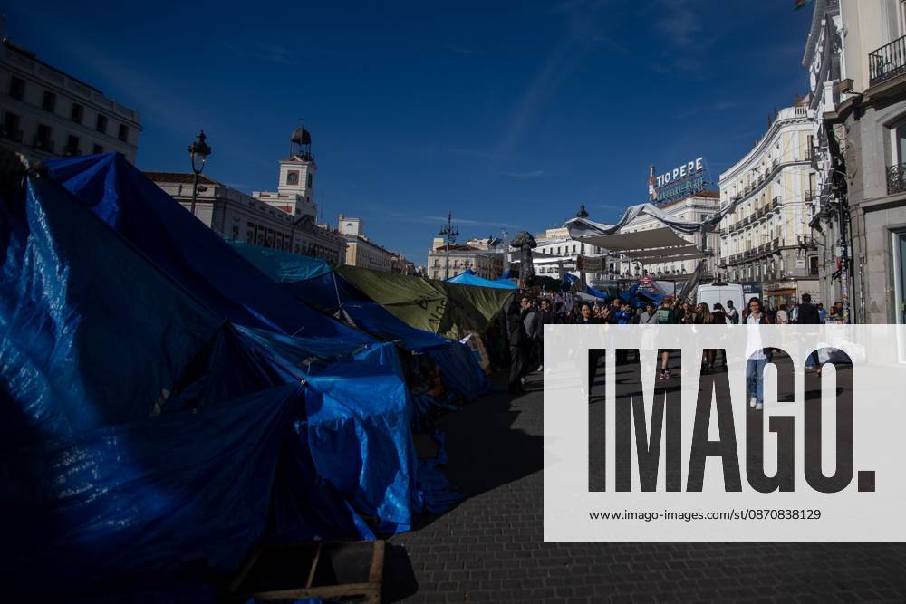 MADRID, SPAIN †OCTOBER 26, 2026: Madrid has reached one month of protests in La Puerta del Sol Square, where hundreds of activists fighting for the right to housing in Spain have been staying in tents set up on September 26 of this year. The protesters organized the occupation of the plaza in response to the eviction of Maricarmen Abascal, an 87-year-old woman who was removed from her home and later died at a hospital in Spain s capital. Madrid Spain - ZUMAq101 20261026_zna_q101_116