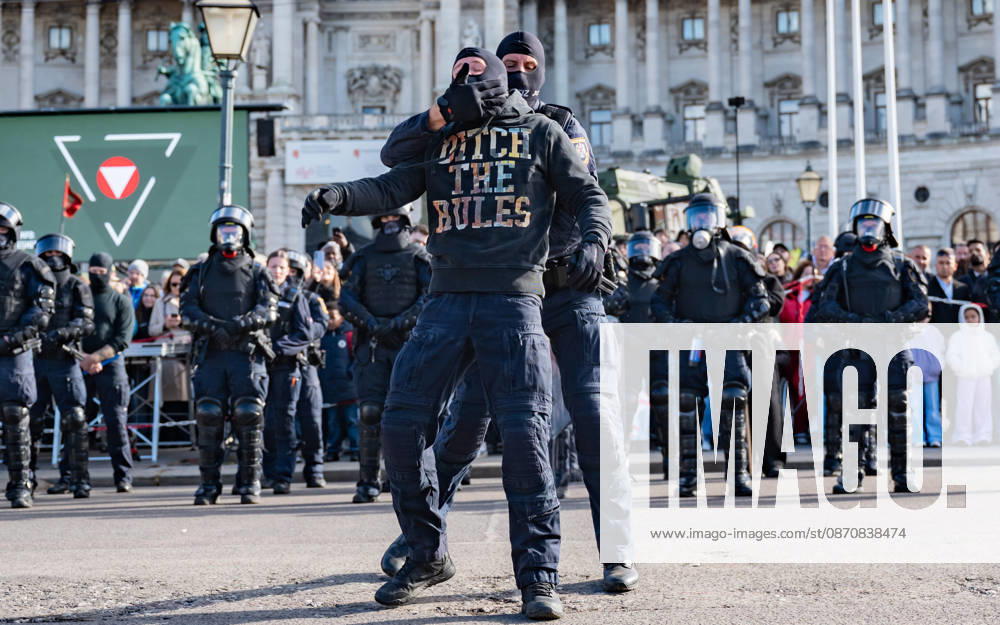 Official celebrations for the 2026 Austrian National Day Oath-taking ceremony during the official celebrations for the 2026 National Day at Heldenplatz in Vienna, Austria The Prison Guard Special Operations Unit (JEG) during a demonstration in Vienna at Heldenplatz, Vienna, Austria