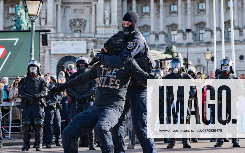 Official celebrations for the 2026 Austrian National Day Oath-taking ceremony during the official celebrations for the 2026 National Day at Heldenplatz in Vienna, Austria The Prison Guard Special Operations Unit (JEG) during a demonstration in Vienna at Heldenplatz, Vienna, Austria