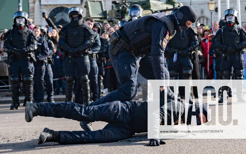 Official celebrations for the 2026 Austrian National Day Oath-taking ceremony during the official celebrations for the 2026 National Day at Heldenplatz in Vienna, Austria The Prison Guard Special Operations Unit (JEG) during a demonstration in Vienna at Heldenplatz, Vienna, Austria