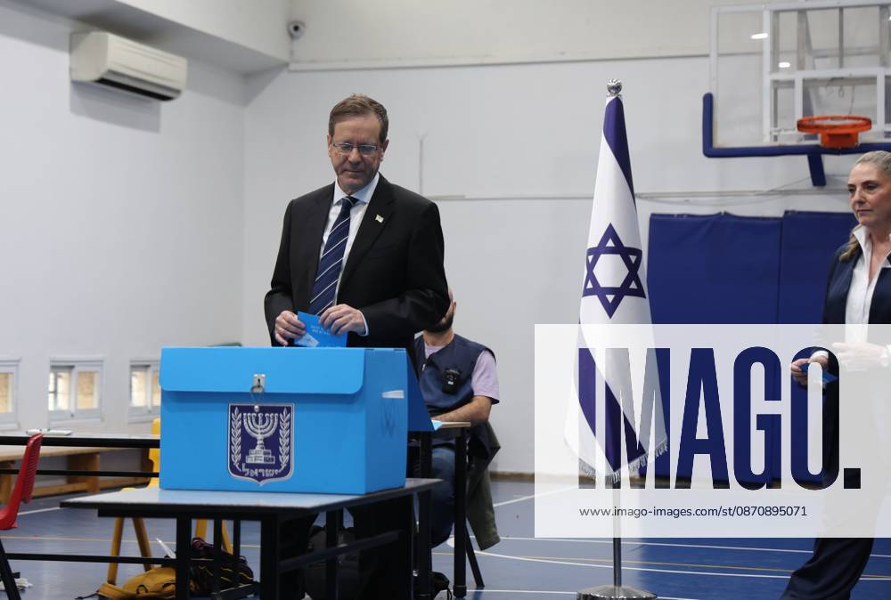Israeli President Herzog cast his vote in parliamentary elections WEST JERUSALEM - OCTOBER 27: Israeli President Isaac Herzog (L) and his wife Michal Herzog (R) drop their election envelopes into the ballot box at a polling station during the general elections for the 120-member 26th Knesset in West Jerusalem on October 27, 2026. Polling stations opened at 7 am local time (0500GMT) and are scheduled to close at 10 pm (2000GMT), according to Israel’s Central Elections Committee. Saeed Qaq Anadolu Jerualem Israel. Editorial use only. Please get in touch for any other usage.