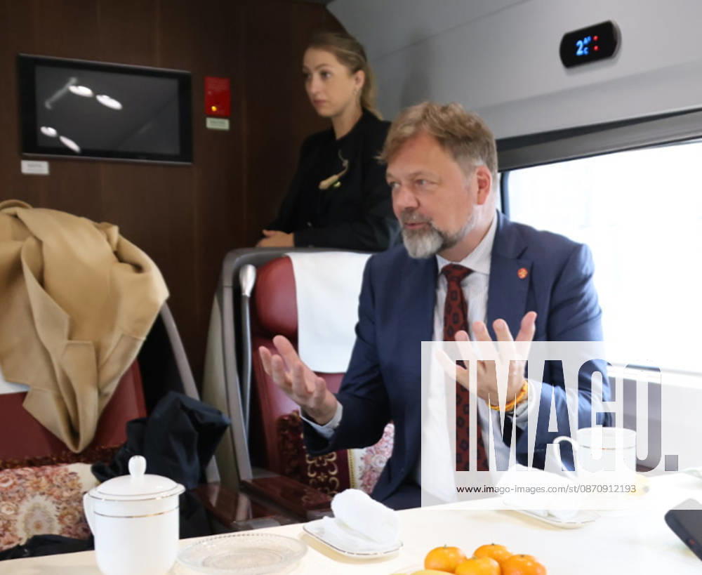 Federal President and China Railroad, October 26, 2026, China, Hefei, Presidential Flight Service, Departure: Federal President Frank Walter Steinmeier and Elke Buedenbender traveling to China via China Railroad from Hefei to Yixiang with Ambassador Ackermann, China Railroad staff, high-speed train, 330 km h, pictured here in conversation with Ambassador Ackermann, Hef