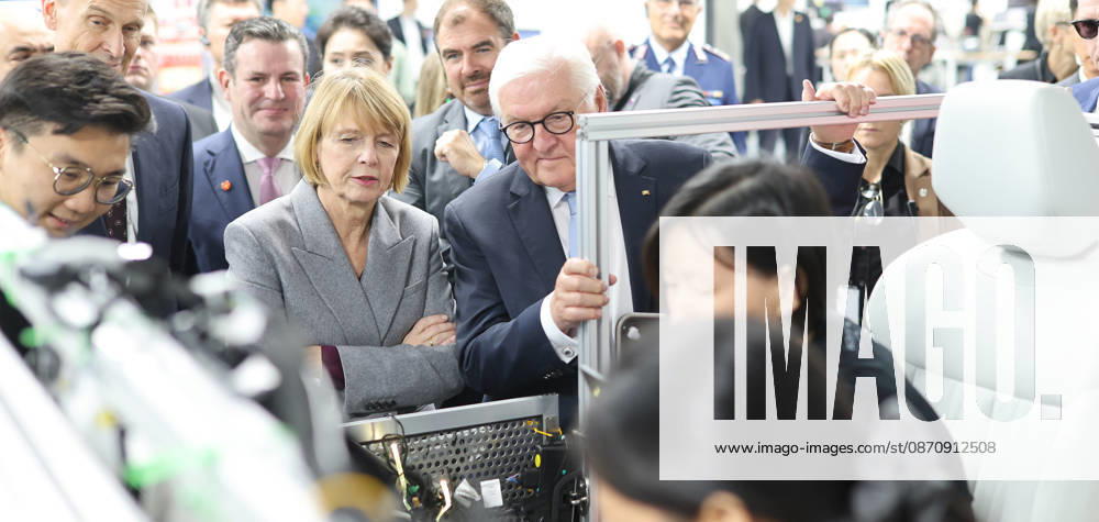 Federal President and Volkswagen, October 26, 2026, China, Hefei, Presidential Air Service, departure of Federal President Frank Walter Steinmeier and Elke Buedenbender for China and a visit to the Volkswagen China Lab. Here, self-driving cars are developed for various markets, and know-how is transferred to Wolfsburg. In conversa