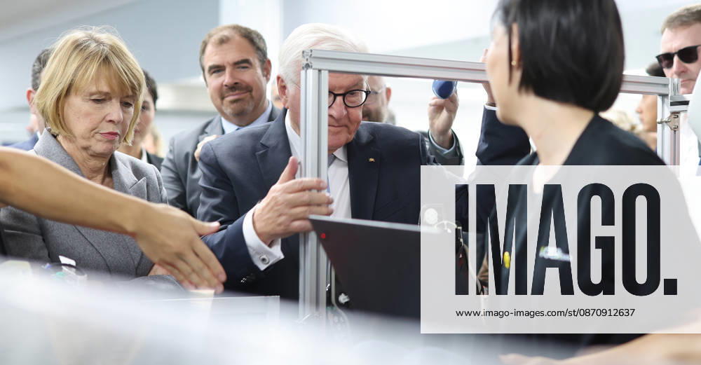 Federal President and Volkswagen, October 26, 2026, China, Hefei, Presidential Air Service, departure of Federal President Frank Walter Steinmeier and Elke Buedenbender for China and a visit to the Volkswagen China Lab. Here, self-driving cars are developed for various markets, and know-how is transferred to Wolfsburg. In conversa