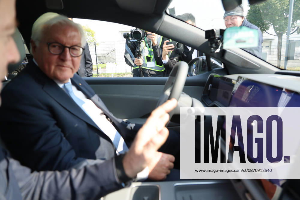 Federal President and Volkswagen, October 26, 2026, China, Hefei, Presidential Air Service, departure of Federal President Frank Walter Steinmeier and Elke Buedenbender for China and a visit to the Volkswagen China Lab. Here, self-driving cars are developed for various markets, and know-how is transferred to Wolfsburg. In conversa