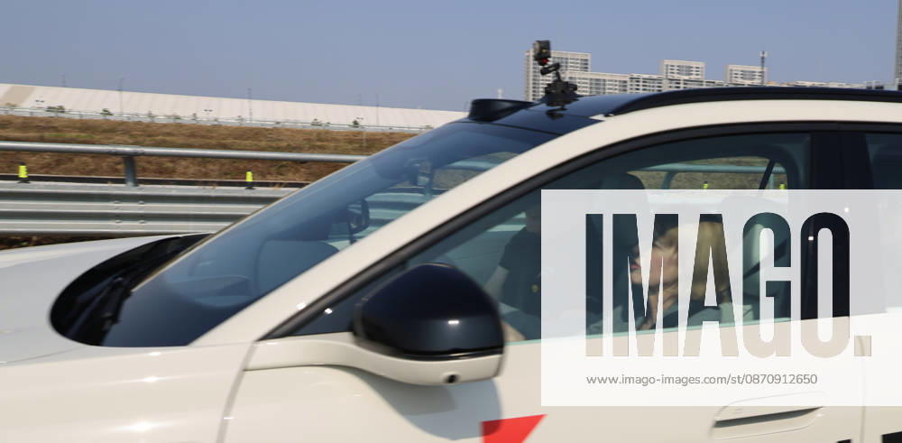 Federal President and Volkswagen, October 26, 2026, China, Hefei, Presidential Air Service, departure of Federal President Frank Walter Steinmeier and Elke Buedenbender for China and a visit to the Volkswagen China Lab. Here, self-driving cars are developed for various markets, and know-how is transferred to Wolfsburg. In conversa