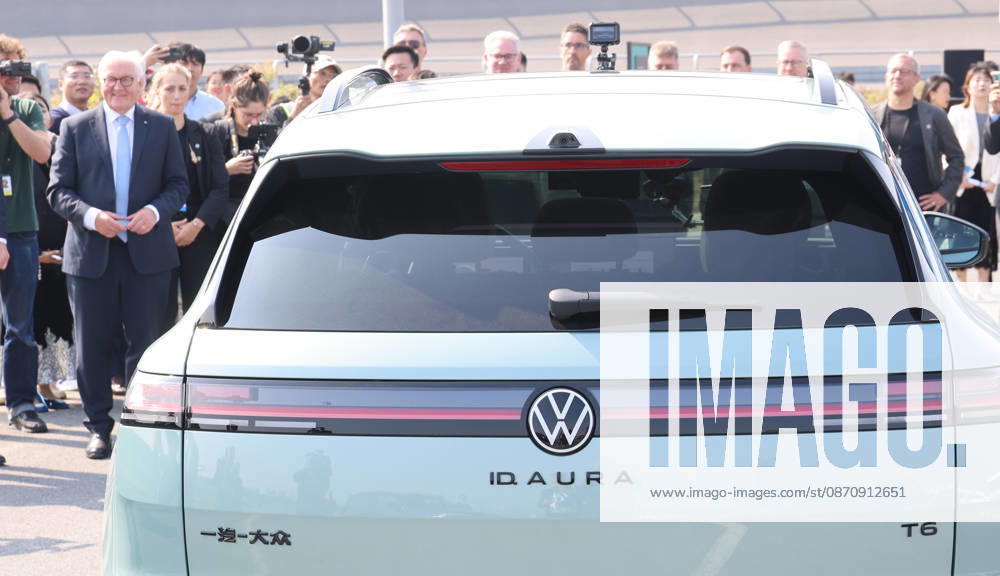 Federal President and Volkswagen, October 26, 2026, China, Hefei, Presidential Air Service, departure of Federal President Frank Walter Steinmeier and Elke Buedenbender for China and a visit to the Volkswagen China Lab. Here, self-driving cars are developed for various markets, and know-how is transferred to Wolfsburg. In conversa