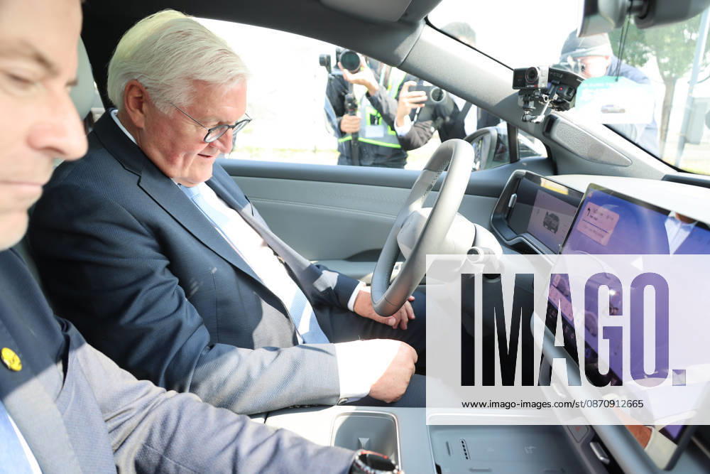 Federal President and Volkswagen, October 26, 2026, China, Hefei, Presidential Air Service, departure of Federal President Frank Walter Steinmeier and Elke Buedenbender for China and a visit to the Volkswagen China Lab. Here, self-driving cars are developed for various markets, and know-how is transferred to Wolfsburg. In conversa