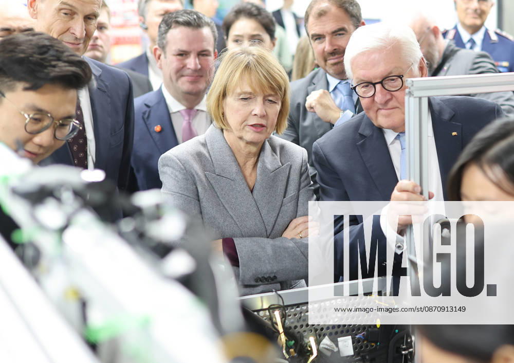 Federal President and Volkswagen, October 26, 2026, China, Hefei, Presidential Air Service, departure of Federal President Frank Walter Steinmeier and Elke Buedenbender for China and a visit to the Volkswagen China Lab. Here, self-driving cars are developed for various markets, and know-how is transferred to Wolfsburg. In conversa