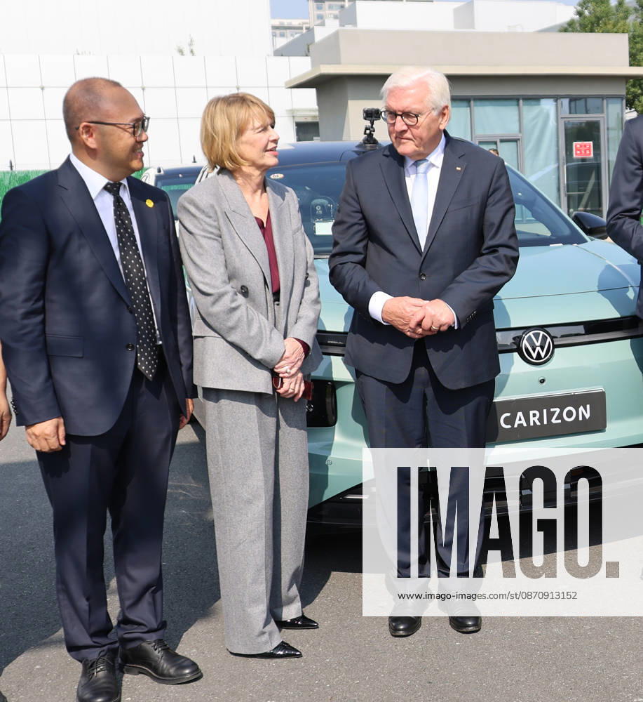 Federal President and Volkswagen, October 26, 2026, China, Hefei, Presidential Air Service, departure of Federal President Frank Walter Steinmeier and Elke Buedenbender for China and a visit to the Volkswagen China Lab. Here, self-driving cars are developed for various markets, and know-how is transferred to Wolfsburg. In conversa