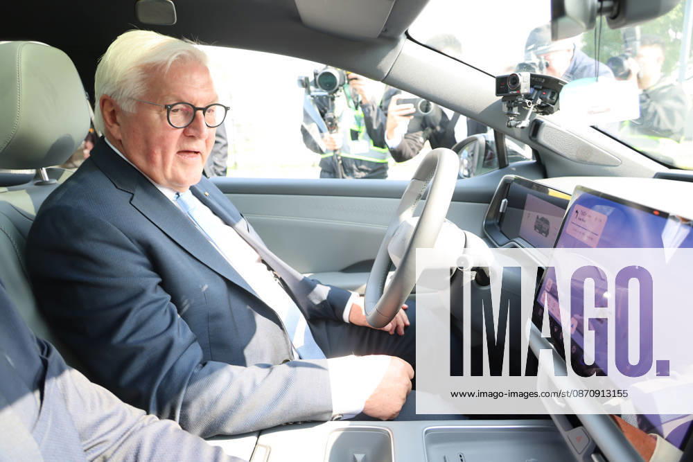 Federal President and Volkswagen, October 26, 2026, China, Hefei, Presidential Air Service, departure of Federal President Frank Walter Steinmeier and Elke Buedenbender for China and a visit to the Volkswagen China Lab. Here, self-driving cars are developed for various markets, and know-how is transferred to Wolfsburg. In conversa