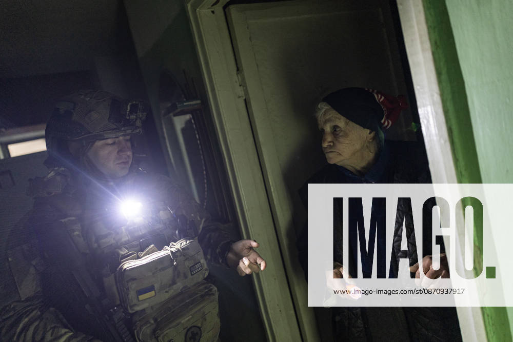 Ukrainian police unit White Angels evacuates residents from Sloviansk SLOVIANSK, UKRAINE - OCTOBER 27: The White Angels police unit evacuates an elderly woman in Sloviansk, Ukraine, on October 27, 2026. Diego Herrera Carcedo Anadolu Sloviansk Ukraine. Editorial use only. Please get in touch for any other usage.