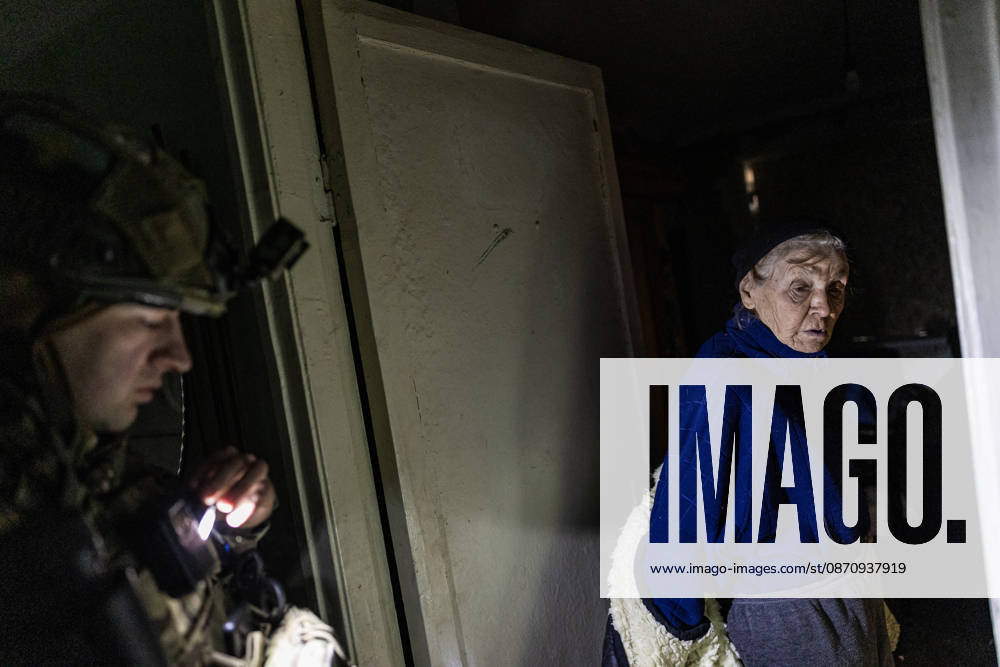 Ukrainian police unit White Angels evacuates residents from Sloviansk SLOVIANSK, UKRAINE - OCTOBER 27: The White Angels police unit evacuates an elderly woman in Sloviansk, Ukraine, on October 27, 2026. Diego Herrera Carcedo Anadolu Sloviansk Ukraine. Editorial use only. Please get in touch for any other usage.