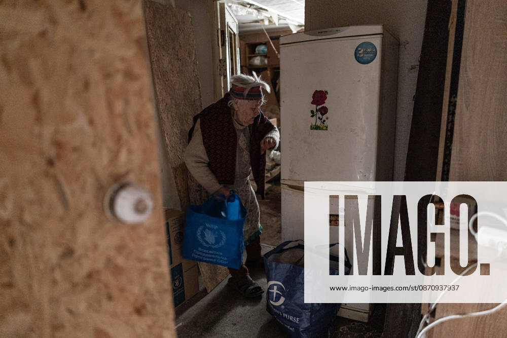 Ukrainian police unit White Angels evacuates residents from Sloviansk SLOVIANSK, UKRAINE - OCTOBER 27: Galina, aged 90, packs her belongings at her home, which was damaged in a Russian air strike, in preparation for evacuation by the ‘White Angels’ police unit in Sloviansk, Ukraine, on October 27, 2026. Diego Herrera Carcedo Anadolu Sloviansk Ukraine. Editorial use only. Please get in touch for any other usage.