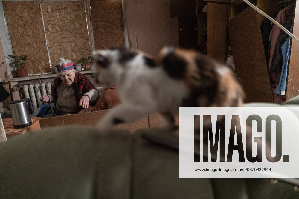 Ukrainian police unit White Angels evacuates residents from Sloviansk SLOVIANSK, UKRAINE - OCTOBER 27: Galina, aged 90, sitting next to her cat, packs her belongings in her home – which was damaged following a Russian air strike – in preparation for evacuation by the ‘White Angels’ police unit in Sloviansk, Ukraine, on October 27, 2026. Diego Herrera Carcedo Anadolu Sloviansk Ukraine. Editorial use only. Please get in touch for any other usage.