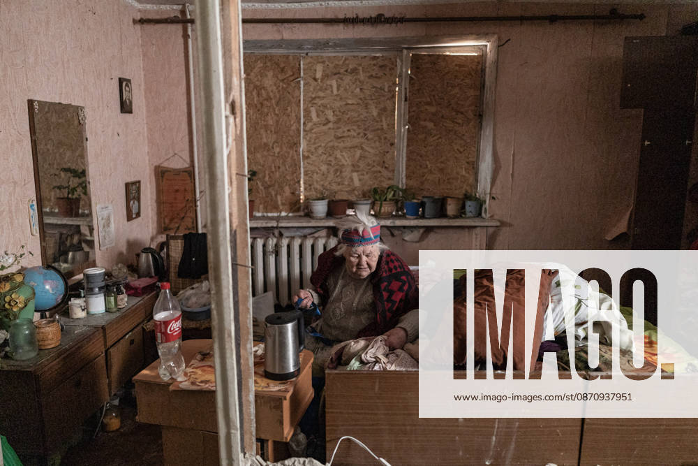 Ukrainian police unit White Angels evacuates residents from Sloviansk SLOVIANSK, UKRAINE - OCTOBER 27: Galina, aged 90, packs her belongings at her home, which was damaged in a Russian air strike, in preparation for evacuation by the ‘White Angels’ police unit in Sloviansk, Ukraine, on October 27, 2026. Diego Herrera Carcedo Anadolu Sloviansk Ukraine. Editorial use only. Please get in touch for any other usage.