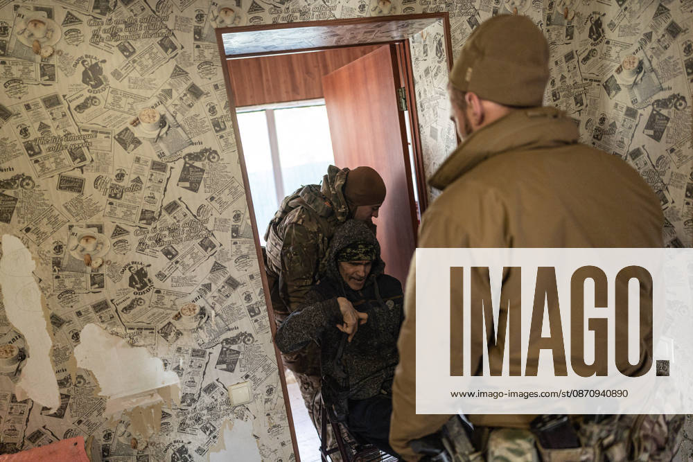 Ukrainian police unit White Angels evacuates residents from Sloviansk SLOVIANSK, UKRAINE - OCTOBER 27: The White Angels police unit evacuates a person with a physical disability in Sloviansk, Ukraine, 27 October 2026 Diego Herrera Carcedo Anadolu Sloviansk Ukraine. Editorial use only. Please get in touch for any other usage.