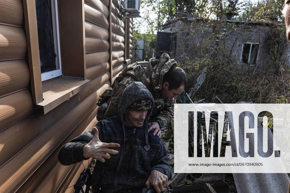 Ukrainian police unit White Angels evacuates residents from Sloviansk SLOVIANSK, UKRAINE - OCTOBER 27: The White Angels police unit evacuates a person with a physical disability in Sloviansk, Ukraine, 27 October 2026 Diego Herrera Carcedo Anadolu Sloviansk Ukraine. Editorial use only. Please get in touch for any other usage.