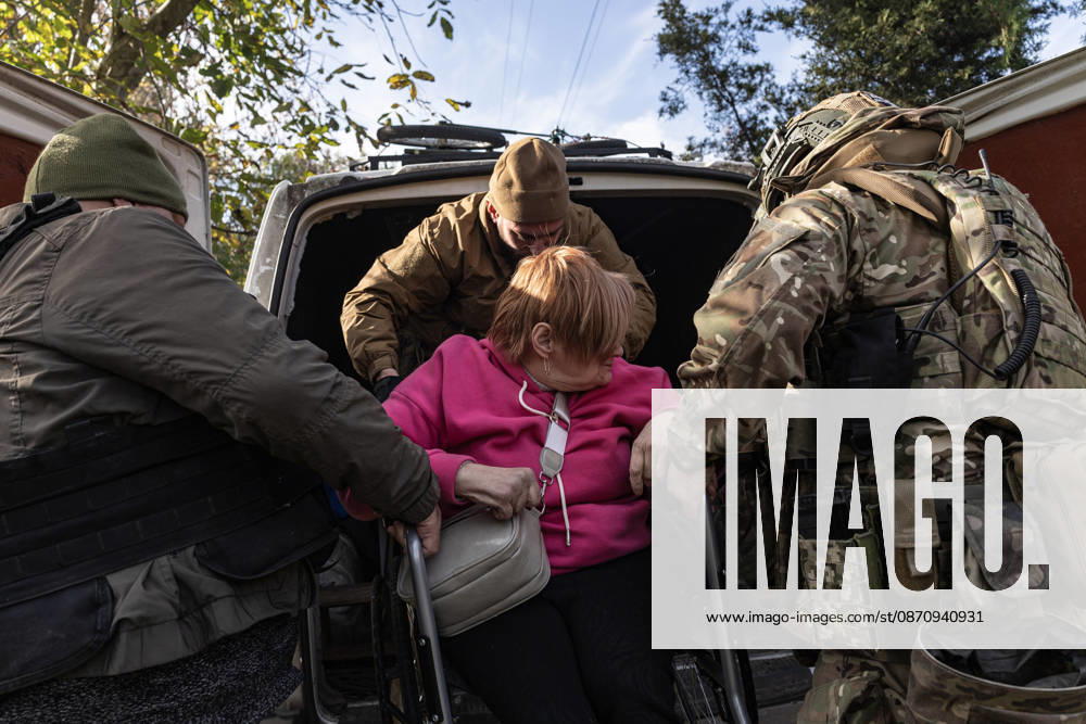 Ukrainian police unit White Angels evacuates residents from Sloviansk SLOVIANSK, UKRAINE - OCTOBER 27: The White Angels police unit evacuates a person with a physical disability in Sloviansk, Ukraine, 27 October 2026 Diego Herrera Carcedo Anadolu Sloviansk Ukraine. Editorial use only. Please get in touch for any other usage.