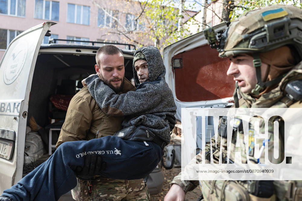 Ukrainian police unit White Angels evacuates residents from Sloviansk SLOVIANSK, UKRAINE - OCTOBER 27: The White Angels police unit evacuates a person with a physical disability in Sloviansk, Ukraine, 27 October 2026 Diego Herrera Carcedo Anadolu Sloviansk Ukraine. Editorial use only. Please get in touch for any other usage.
