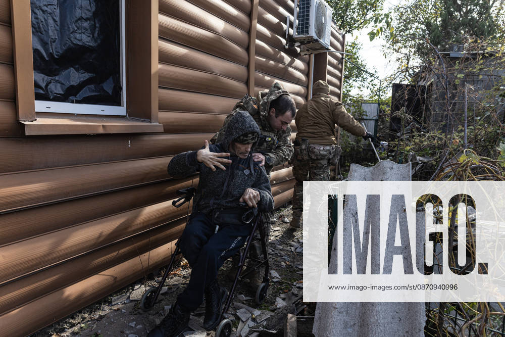 Ukrainian police unit White Angels evacuates residents from Sloviansk SLOVIANSK, UKRAINE - OCTOBER 27: The White Angels police unit evacuates a person with a physical disability in Sloviansk, Ukraine, 27 October 2026 Diego Herrera Carcedo Anadolu Sloviansk Ukraine. Editorial use only. Please get in touch for any other usage.