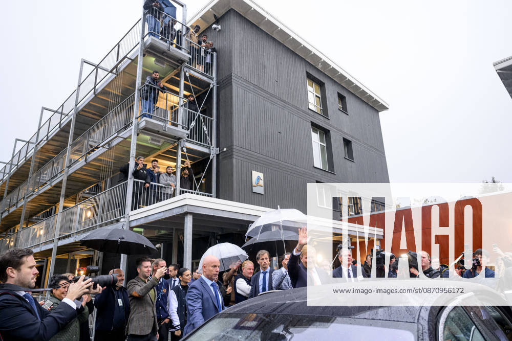 Leersum King Willem-Alexander visited the asylum seekers center (AZC) in Leersum.