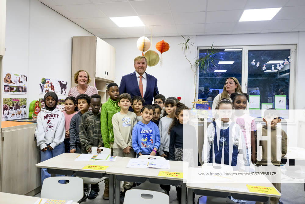 Leersum King Willem-Alexander visited the asylum seekers center (AZC) in Leersum.