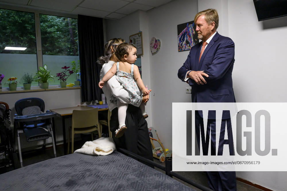 Leersum King Willem-Alexander visited the asylum seekers center (AZC) in Leersum.