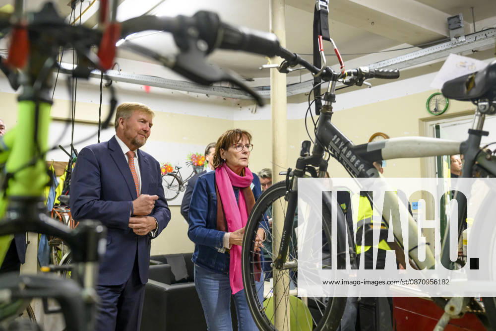 Leersum King Willem-Alexander visited the asylum seekers center (AZC) in Leersum.