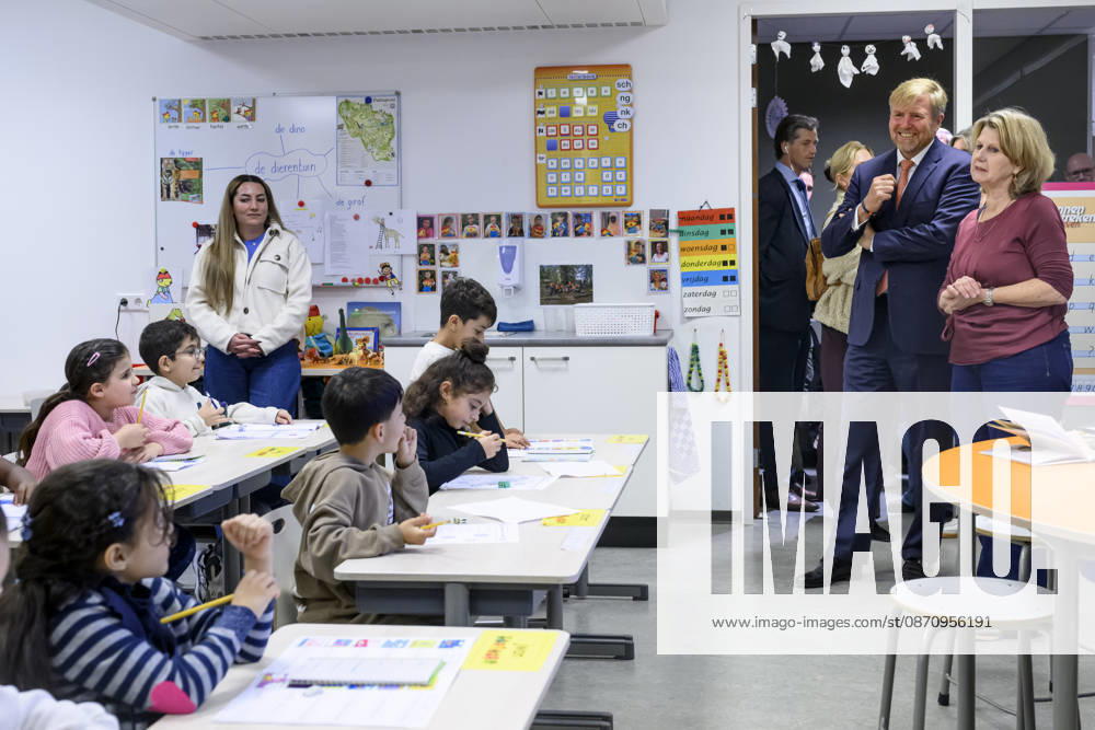 Leersum King Willem-Alexander visited the asylum seekers center (AZC) in Leersum.