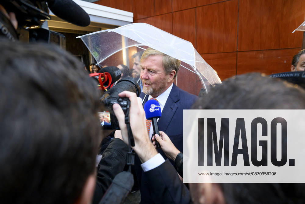 Leersum King Willem-Alexander visited the asylum seekers center (AZC) in Leersum.