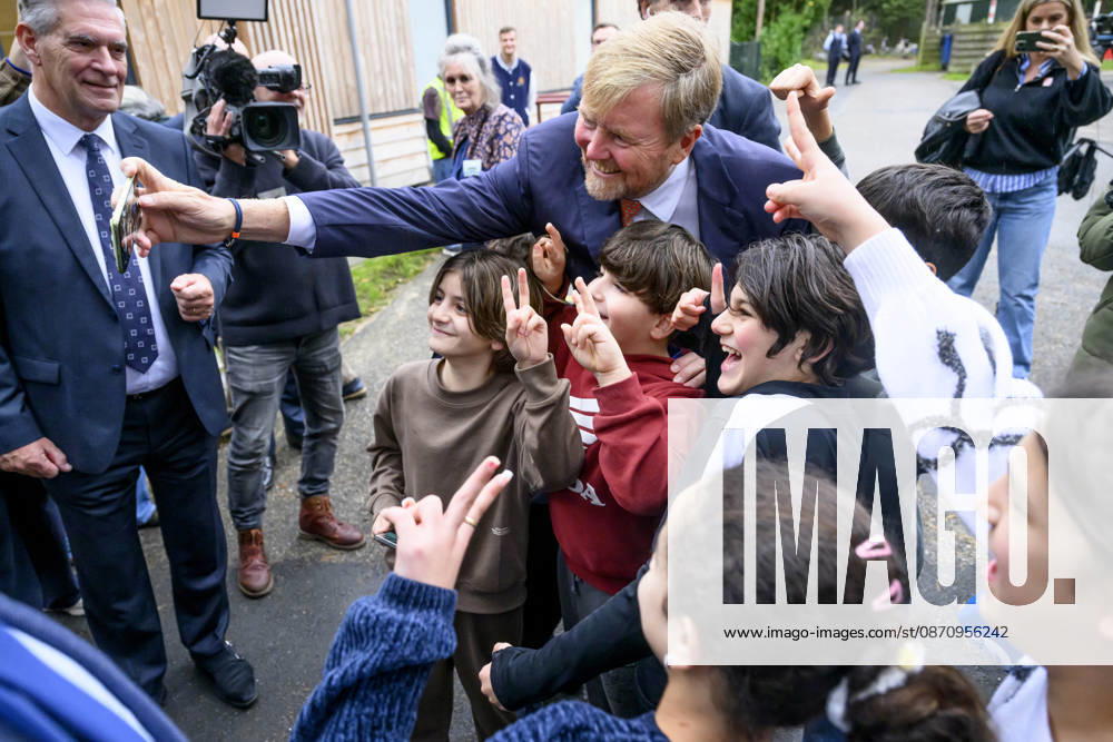 Leersum King Willem-Alexander visited the asylum seekers center (AZC) in Leersum.