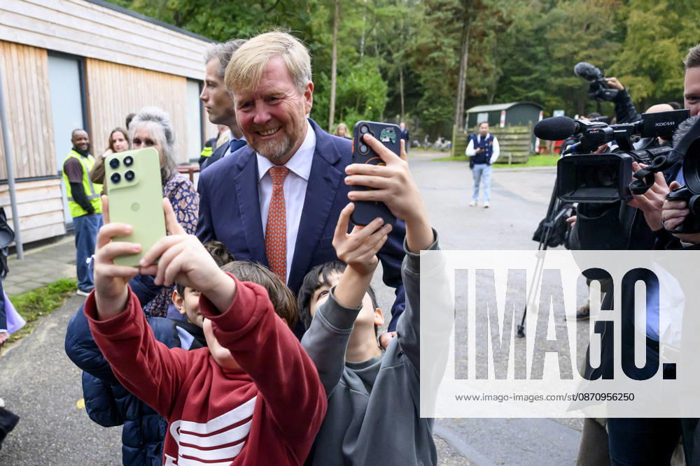 Leersum King Willem-Alexander visited the asylum seekers center (AZC) in Leersum.