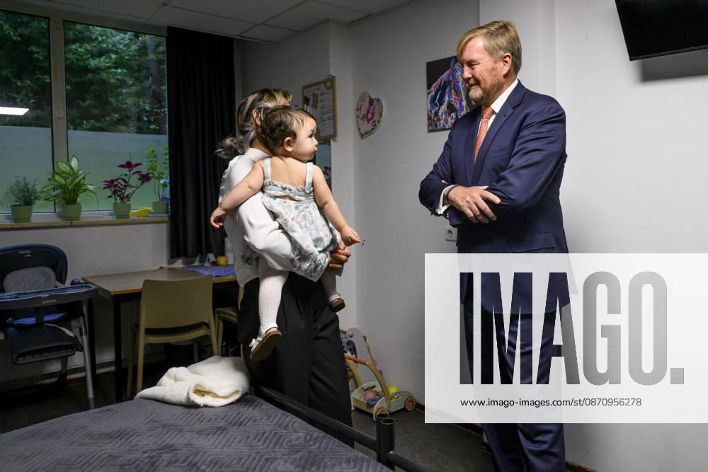 Leersum King Willem-Alexander visited the asylum seekers center (AZC) in Leersum.