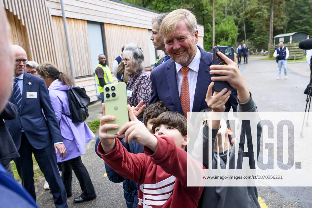 Leersum King Willem-Alexander visited the asylum seekers center (AZC) in Leersum.