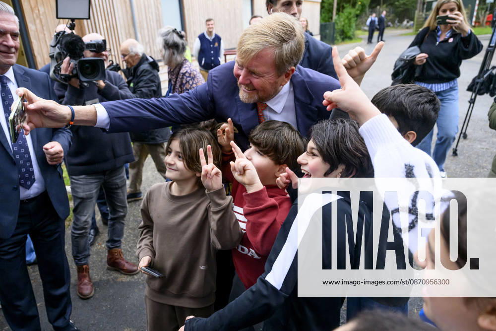 Leersum King Willem-Alexander visited the asylum seekers center (AZC) in Leersum.