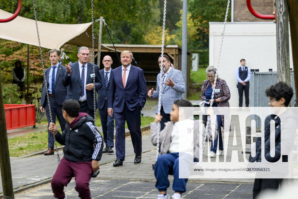 Leersum King Willem-Alexander visited the asylum seekers center (AZC) in Leersum.